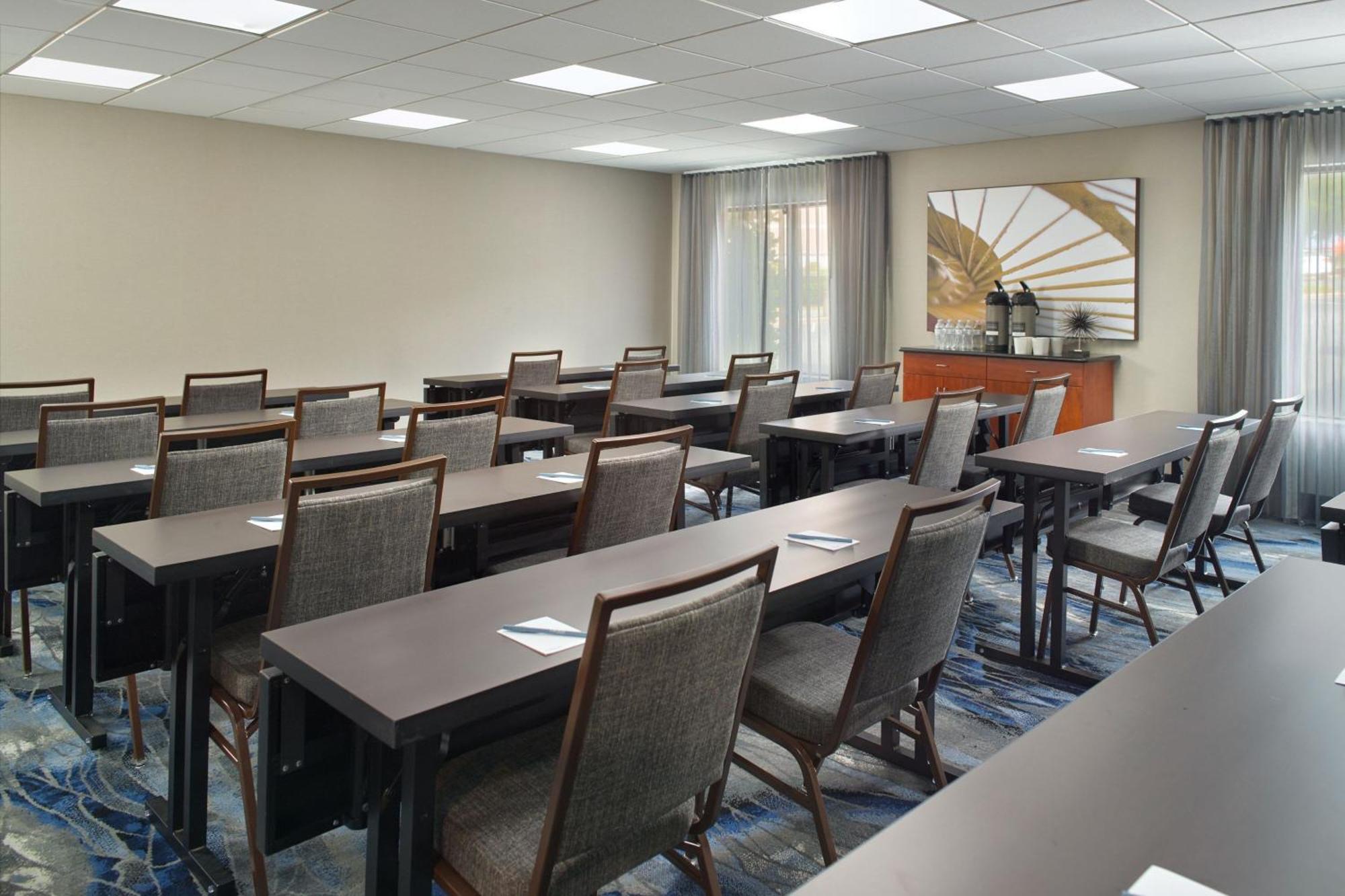 Fairfield By Marriott & Outlets Hotel 3*