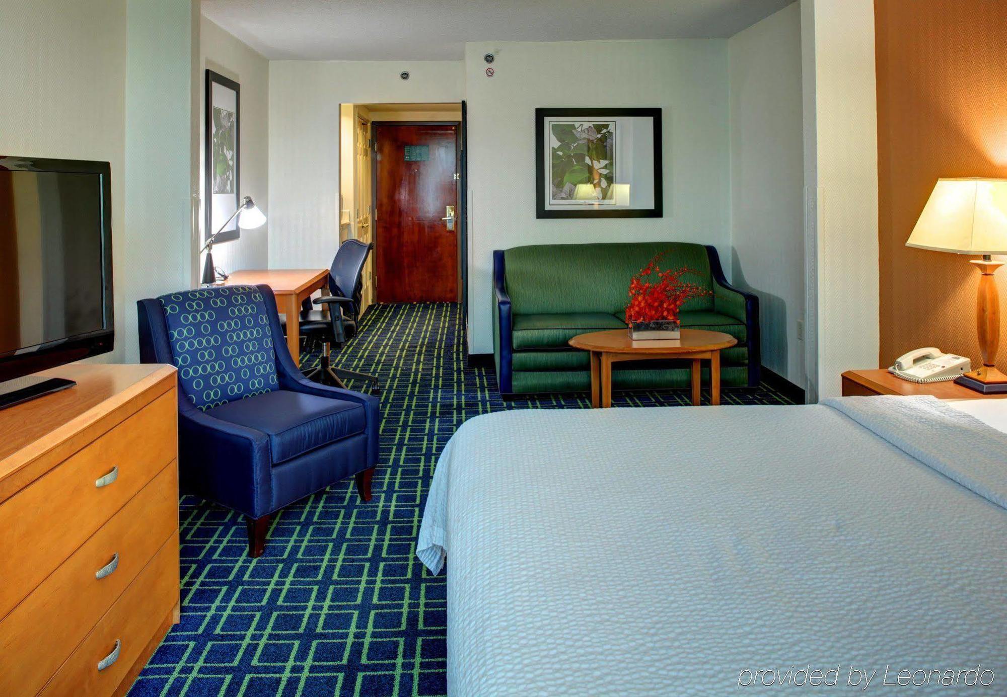 Fairfield By Marriott & Outlets 3*